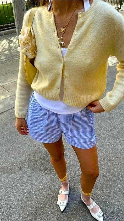 *20 looks*Shorts & sweater outfits to slay this winter! Boxer Pants Outfit, Short Sweater Outfit, Shorts And Sweater, Yellow Sweater Outfit, Looks Shorts, Fashion Advice Woman, Checkered Shorts, Take Time For Yourself, Boxer Pants