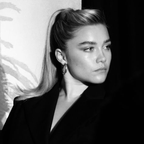 Florence Pugh Black And White, Black Background Painting, Florence Pugh, Black Backgrounds, Florence, Pretty People, Black And White, Celebrities, White