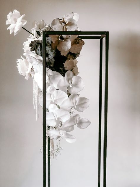 Wedding Decorations Modern, Monochrome Weddings, One Day Bridal, Inspiration Images, Modern Wedding Inspiration, Flower Installation, Wedding Table Flowers, Flower Centerpieces Wedding, Wedding Etsy