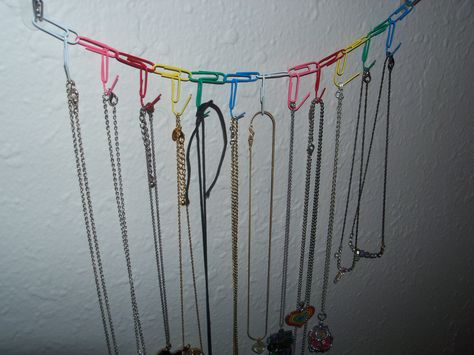 Necklaces Holder Diy, Diy With Paper Clip, Necklace Holder Diy, Diy Necklace Holder, Display Collections, Jewelry Storage Diy, Hanger Crafts, Cool Room Decor, Easy Diy Room Decor