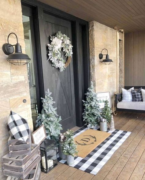 20+ Brilliant And Inspiring Christmas Front Porch Decor Ideas To DIY Front Door Christmas Decorations, Winter Porch, Holiday Deco, Plaid Decor, Christmas Front Porch, Christmas Front Doors, Christmas Porch Decor, Front Porch Decorating, Fall Time