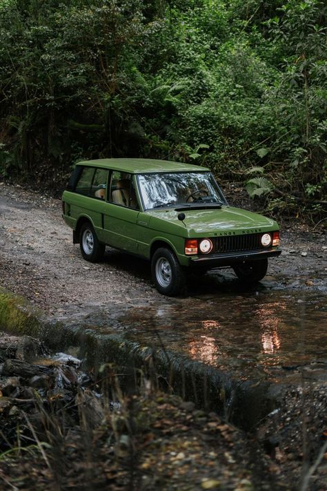 Land Rover Classic Build - Brooklyn Coachworks Vintage Range Rover Aesthetic, Series 1 Land Rover, Classic Land Rover, Land Rover Aesthetic, Range Rover Vintage, Range Rover Old, Green Range Rover, Old Range Rover, Vintage Range Rover