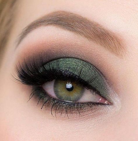 (paid link) Buy Online Natural Hair Colorful Makeup Look Brushes Eyeshadow On Green Eyes, Emerald Green Eyeshadow, Essence Palette, Green Eyes Makeup, Matte Make Up, Green Eyeshadow Look, Make Up Designs, Makeup Looks For Green Eyes, Modeling Portfolio