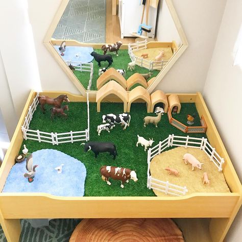 Play Farm Table, Play Farm Diy, Farm Animal Set Up, Farm Small World Play, Farm Set Up, Farm Play Table, Farm Animal Activities For Toddlers, Small World Play Ideas, Preschool Set Up