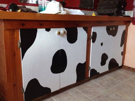 Cow Kitchen Decor, Theme Bathroom, Kitchen Cabinets Doors, Cow House, Cow Kitchen, Cabinets Doors, Cowboy Chic, Future Room, White Cabinet