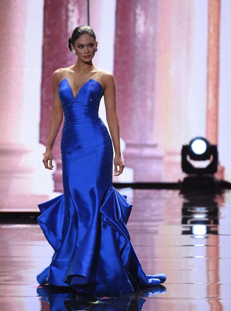 How Pia Alonzo Wurtzbach Became Miss Universe Pia Alonzo Wurtzbach, Miss Universe Dresses, Miss Universe Gowns, Miss Universe Philippines, Miss Universe 2015, Miss Philippines, Haute Couture Dresses, Blue Gown, Elegante Casual