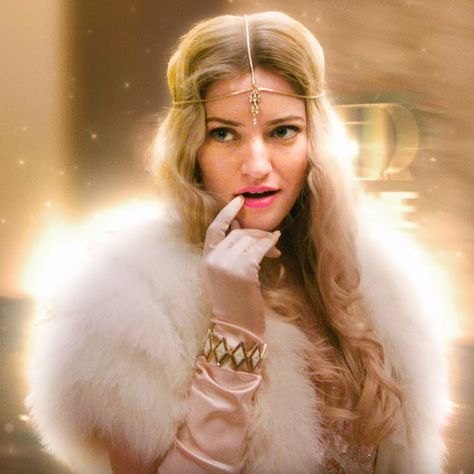 Justine Ezarik in Escape The Night Justine Ezarik, The Gambler, Escape The Night, Reference Photos For Artists, Joey Graceffa, Mystery Party, Night Photos, Night Outfits, Season 1