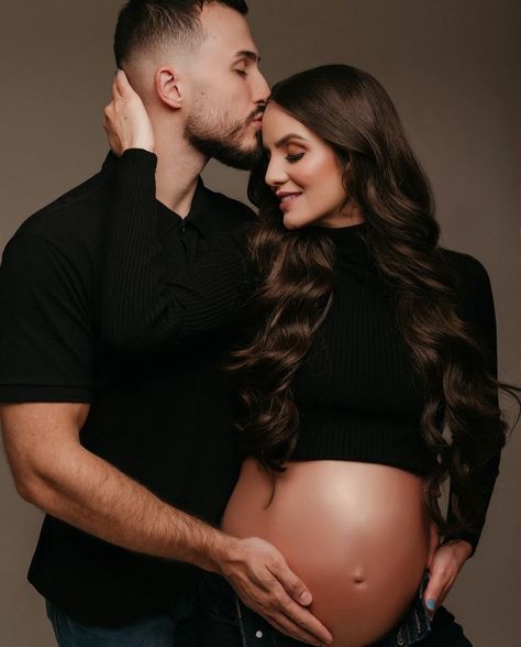 Maternity Photo Shoot Pose Ideas, Maternity Photography With Partner, Couple Poses For Maternity Shoot, Maternity Shoot With Husband Studio, Portrait Maternity Photography, Maternity Picture Inspiration, Maternity Photos Black And White, Couples Photoshoot Maternity, Pregnancy Poses Couple