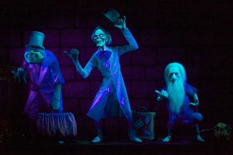 beware of hitch hiking ghosts.....love these guys! Haunted Mansion Art, Mansion Art, Haunted Mansion Decor, Mansion Party, World Attractions, Mansion Decor, Disney Ride, Haunted Mansion Wallpaper, Disney World Attractions