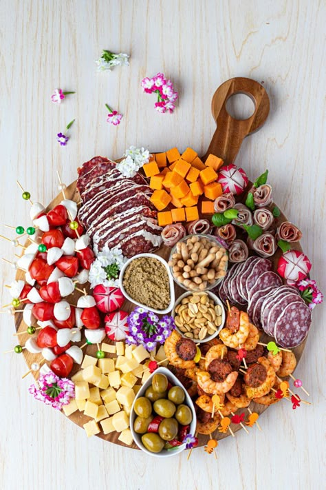 Planche apéritive pour la fête des mères - Amandine Cooking Charcuterie Per Person, 60 Birthday Charcuterie Board, Aperitif Original, Presentation Plateau Charcuterie, Food Tech, Party Snack Food, Cooking Inspiration, Party Snacks, Food Truck