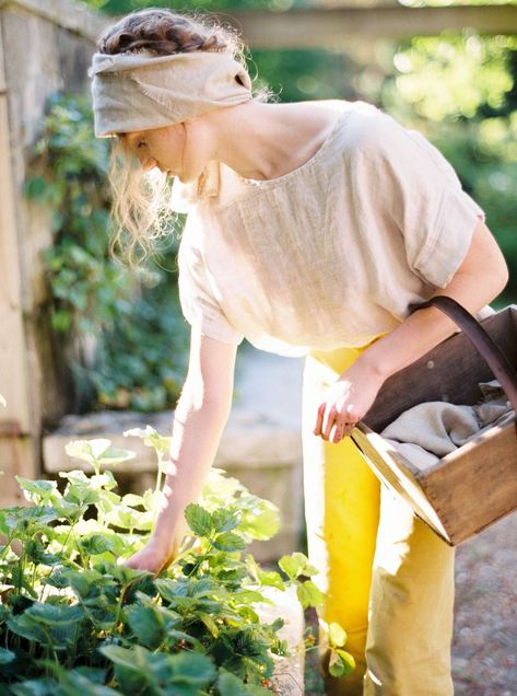 Farm Editorial, Farm Sunrise, Sunrise Farm, Farm Lifestyle, Farm Photography, Gardening Outfit, Garden Girls, Garden Photography, Seattle Wedding