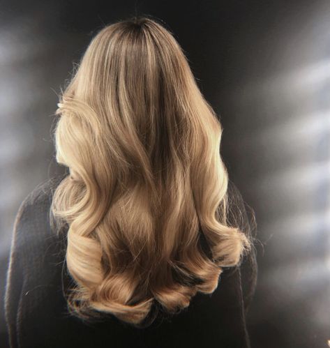 I’d like blowouts like this one every day please 💭 #hair #hairstyles #hairstyles #bayalage #waves #curlyhair pic by lovisabarkman @ instagram Kadeřnické Trendy, Vlasové Trendy, Blonde Hair Inspiration, Blowout Hair, Ombre Hair Color, Long Blonde, Long Blonde Hair, Makati, Wedding Hair And Makeup