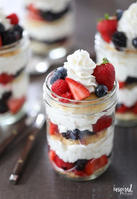 Mason Jar Mixed Berry Shortcakes with Homemade Whipped Cream - easy #summer #dessert #recipe #4thofjuly Recipes For Picnics, Mason Jar Mixes, Oreo Ball, Easy Summer Dessert Recipes, Berry Shortcake, Jar Desserts, Mason Jar Desserts, Berry Trifle, Inspired By Charm