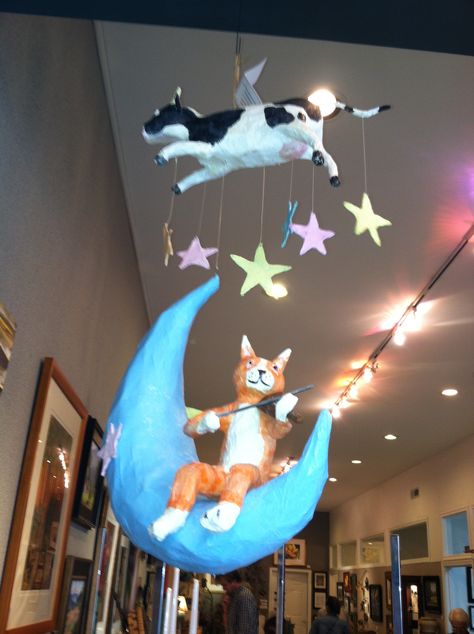 Papel mache- El gato violinista y la vaca voladora. Una hermosa idea decorativa Cow Jumped Over The Moon, Paper Mache Projects, Underwater Theme, Paper Mache Clay, Paper Mache Sculpture, Paper Mache Art, Paper Mache Crafts, Papel Mache, The Cow