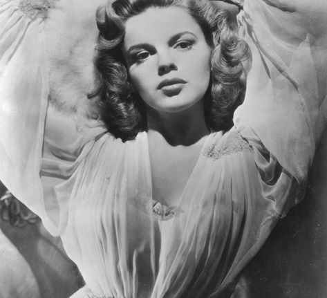 The Secret Jewish History Of Judy Garland Klasik Hollywood, John Wilson, Veronica Lake, Hollywood Photo, Liza Minnelli, Vintage Versace, Classic Movie Stars, Old Hollywood Stars, Hollywood Icons