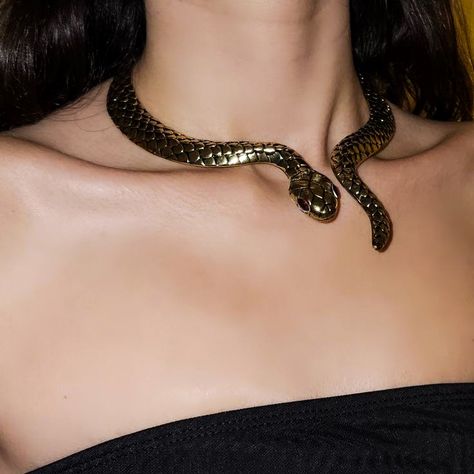 Snake Charmer Aesthetic, Dark Feminine Accessories, Snake Outfit Aesthetic, Snake Necklace Gold, Snake Necklace Aesthetic, Dark Feminine Jewelry, Snake Jewelry Aesthetic, Cobra Aesthetic, Tbosas Aesthetic