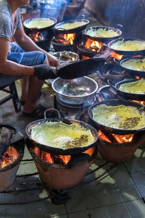 Vietnamese Street Food Nam Aesthetic, Vietnam Street Food, Vietnam Photography, Capers Recipe, Vietnamese Street Food, Banh Xeo, Unique Dishes, Street Food Market, Asian Restaurant