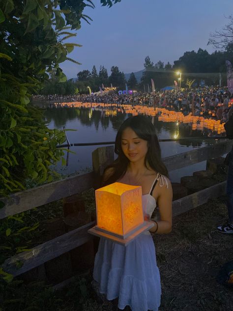 Lantern Festival Outfit Ideas, Water Lantern Festival Outfit, Lantern Festival Picture Ideas, Water Lantern Ideas, Water Lantern Festival Decorating Ideas, Water Lantern Festival Picture Ideas, Lantern Festival Outfit, Lantern Festival Photography, Rapunzel Aesthetic Lantern