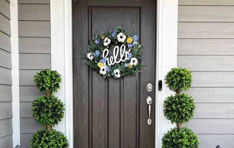 45 Lovely Spring Front Porch Decor Ideas Spring Front Porch Decor, Front Stoop, Decoration Shabby, Farmhouse Entryway, Porch Rug, Diy Porch, Front Door Rug, Porch Flooring, Front Door Mats