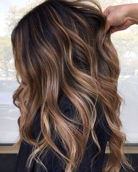 Caramel and Blonde Highlights Pale Blonde Hair, Copper Blonde Hair Color, Champagne Blonde Hair, Winter Hair Colors, Rambut Brunette, Beautiful Blonde Hair, Cool Blonde Hair, Balayage Hair Blonde, Winter Hair Color