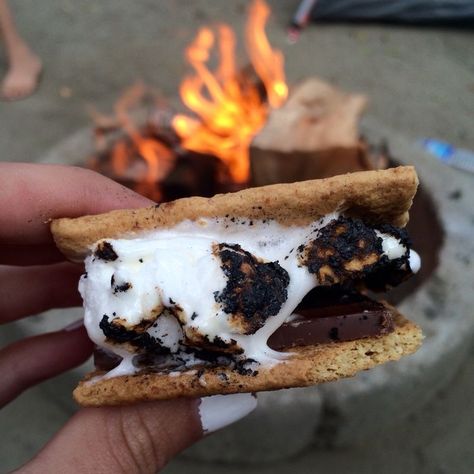 S’mores Pictures, S’mores Campfire Aesthetic, S’mores Aesthetic, Autumn Bonfire, Summer Energy, Camping Aesthetic, Campfire Cooking, S'mores, Camping Food