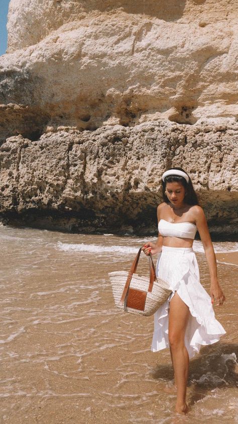 Minimalist Summer Style, European Summer Style, Summer Vacation Outfit Ideas, Summer Photo Inspiration, Sarah Butler, Euro Fashion, Portugal Vacation, Portugal Trip, Beach Ootd