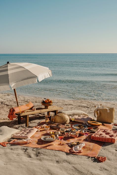 A luxurious picnic on the beach with soft seat cushions, stylish cooler bags, a boho-chic blanket with handles, braided food covers and beautiful baskets. Breakfast Table Setting Ideas, Picnic Packing List, Dinner Table Setting Ideas, Lunch Table Settings, Luxurious Dinner, Aesthetic Brunch, Brunch Table Setting, Breakfast Table Setting, Thanksgiving Table Setting