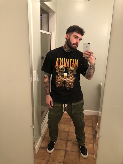 Tattooed Men Fashion, Rock Concert Outfit Men, Band Tee Outfits Men, Artist Style Clothing, Estilo Vans, Concert Outfit Men, Band Tee Outfits, Alternative Men, Tattooed Men