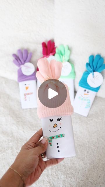 JOCELYN on Instagram: "DIY CANDY BAR SNOWMANS ☃️  Such a fun classmate treat for the holidays! With our favourite chocolate bars (nut free, of course) and some white letter paper, draw on a little snowman face and add gloves as hat to make the cutest snowman.  You can get all items at your Dollarama/DollarTree  To buy gloves in bulk (I needed 20) it was cheaper on Amazon for a pack of 12. I’ll link in stories again!   ☃️SAVE POST TO MAKE LATER ☃️ . . . . . . - #christmas #christmasfinds #dollartree #dollartreefinds #diy #christmasdiy #explore #fyp #diyreel #diychristmasdecor #dollartreehacks #dollartreechristmas #dollartreechristmasdecor #christmas2023 #diycrafts #diydecor #dollartreeaddict #dollarama #dollaramadoesitagain #dollaramachristmasfinds" Christmas Goodies For Preschoolers, Snowman Candy Bars With Gloves, Candy Bar Snowman With Glove Hat, Snowman Gloves Gift, Candy Bar Snowman With Gloves, Chocolate Bar Snowman Gloves, Snowman Candy Bar Wrappers With Gloves, Classmate Christmas Gifts Preschool, Chocolate Bar Snowman