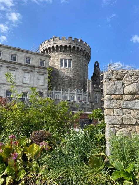 Outside Dublin Castle #dublin #ireland #castle #travel Dublin Castle Ireland, Life In Ireland, Dublin Ireland Aesthetic, Dublin Summer, Dublin Aesthetic, Dublin Ireland Photography, Ireland Winter, Ireland In March, Ireland Castles