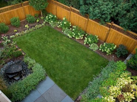 Make the most of your fall garden mulching by following some key tips. Small Backyard Garden Design, Design Per Patio, Small Patio Design, Small Yard Landscaping, Backyard Vegetable Gardens, Small Backyard Gardens, Easy Backyard, Flower Garden Design, Patio Landscaping