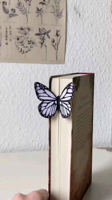 We make educational worksheets that are designed to fit into a standard kindergarten curriculum. Joululahjat Diy, Butterfly Bookmark, Handmade Bookmarks Diy, Penanda Buku, Diy Crafts Bookmarks, Book Crafts Diy, Creative Bookmarks, Instruções Origami, Bookmark Craft