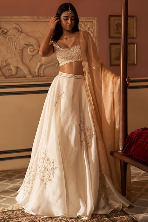 Featuring an ivory lehenga in satin organza base with aari and motif jaal work. It is paired with a matching blouse having hand embroidery and a golden dupatta having hand work.The biggest luxury blowout end of season sale up to 50% off First time on discount.#Perniaspopupshop #womenswear #ethnic #whatiworewastrending #ppuslove #lehengaset #prewedding #satin #jacquard #organza #handembroidery #weddingwear #engagement #sangeet #embroideredlehenga #reception Orang India, Gold Organza, Wedding Fits, Organza Lehenga, Simple Lehenga, Pani Puri, Indian Outfits Lehenga, Lehenga Designs Simple, Gaun Fashion