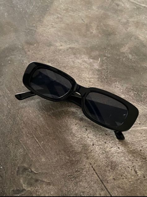 Dark Glasses Aesthetic, Sunglass Photoshoot, Aesthetic Glasses, Funky Glasses, Grunge Pictures, Dark Sunglasses, Trendy Glasses, Cool Glasses, Sunglasses Style