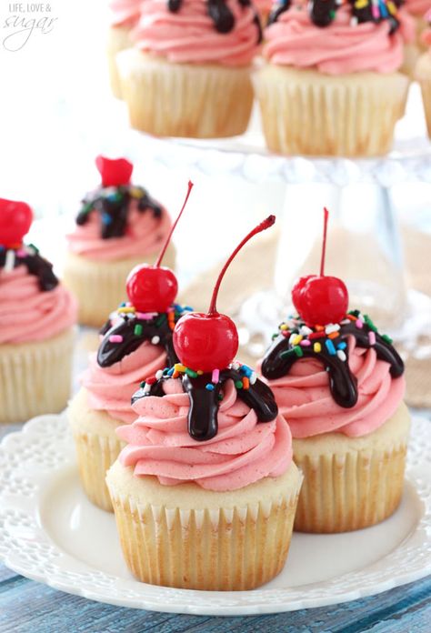 Moist Vanilla Cupcakes, Sundae Cupcakes, Cupcakes Design, Buttercream Chocolate, Summer Cupcakes, Strawberry Sundae, Strawberry Dessert Recipes, Cupcakes Decorados, Cupcake Flavors