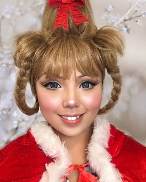 Sweet little sunshine with the biggest heart around ‘Cindy Lou Who’. How old do I look here?! Currently busy editing Grinch & Cindy Lou… Cindy Lou Hair, Whoville Costumes, Cindy Lou Who Hair, Cindy Lou Who Costume, Grinch Cindy Lou, Whoville Hair, Grinch Costumes, Whoville Christmas, Cindy Lou Who