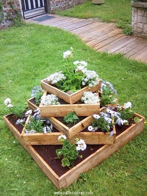 17. UNIQUE GARDEN PALLET BOXES Wall Boards, Diy Garden Bed, Tiered Planter, Rustic Planters, Pallet Garden, Pallets Garden, Urban Gardening, Have Inspiration, Landscape Fabric