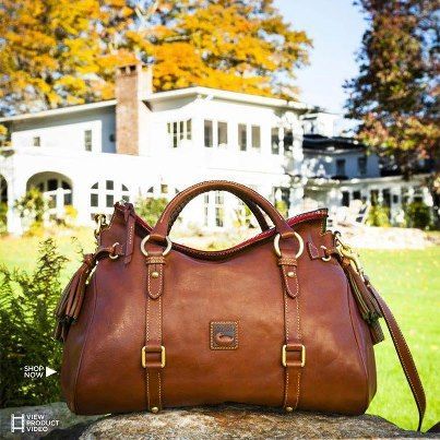 dooney and bourke alto - Google Search Michael Kors Selma, Bag Obsession, Womens Handbags, Handbag Heaven, Bags Shop, Cute Purses, Dooney And Bourke, Dooney Bourke Handbags, Dooney & Bourke Bags