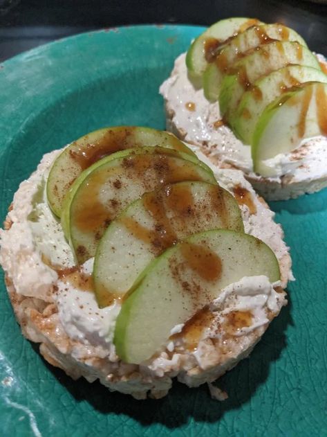 Apple Cinnamon Rice Cake Recipes, Rice Cakes Toppings Breakfast, Apple Cinnamon Rice Cake Toppings, Rice Cake Breakfast Ideas, Healthy Rice Cake Snacks, Rice Cake Snack Ideas, Rice Cake Ideas, Rice Cake Toppings, Rice Cakes Recipe