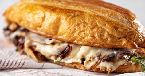 Turn leftover roast chicken into tasty French dip sandwiches Chicken French Dip, Leftover Roast Chicken, Bbq Pulled Jackfruit, Jackfruit Sandwich, Chicken French, French Dip Sandwiches, Sauce Au Poivre, Dip Sandwiches, Roast Chicken Leftovers