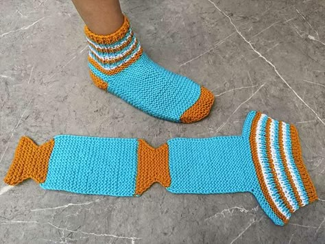 Flat Sock Crochet Pattern, How To Knit A Sock, Easy Knitting In The Round Patterns, Knitting Patterns Free Socks Beginner, Flat Knit Projects, Easy Sock Pattern, Easy Sock Patterns Knitting Free, Free Knit Sock Patterns For Beginners, Sock Knitting Patterns Free Beginner