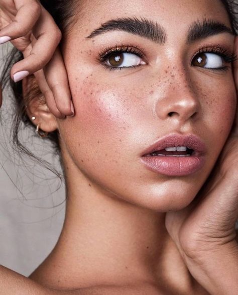 Simple everyday makeup looks for tan skin, easy summer makeup looks with glowy s... ,  #Easy #Everyday #glowy #makeup #Simple #skin #summer #Tan Simple Makeup Natural, Freckles Makeup, Simple Everyday Makeup, Beauty Makeup Photography, Summer Makeup Looks, Photoshoot Makeup, Beauty Make-up, Trendy Makeup, Glowy Skin