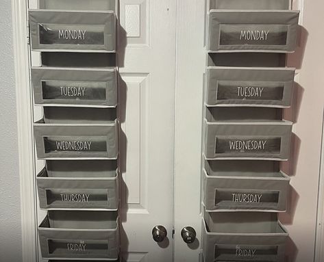 Love how this over-the-door closet organizer is labeled for each day of the week. Perfect for kids and getting outfits ready for the entire week! Days Of The Week Closet Organizer, Outfits For The Week Organization, Days Of The Week Clothes Organizer, Kids Weekly Clothes Organizer, Weekly Outfit Organizer, Weekly Clothes Organizer, Babies Bedroom, Organization School, Kids Clothes Organization