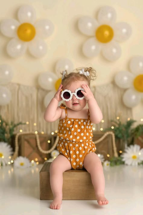 Daisy Smash Cake, 1 Year Birthday Party Ideas, Bee Birthday Theme, Fruit Birthday Party, Cake Smash Theme, First Birthday Photography, Simple Birthday Party, Daisy Birthday, Smash Cake Girl