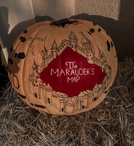 Harry Potter Painted Pumpkins Ideas, Pumpkin Decorating Harry Potter, Painted Pumpkins Harry Potter, Lotr Pumpkin Painting, Harry Potter Themed Pumpkins, Marauders Pumpkin Carving, Harry Potter Pumpkin Painting Ideas, Pumpkin Painting Harry Potter, Hogwarts Pumpkin Painting