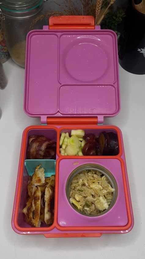 “Hi guys,let’s pack lunch for our sunshine”😹 Deets Egg fried rice Turkey strips Pizza Apples Red grapes Plums Pure bliss Orange juice… | Instagram Kids Packed Lunch, Preschool Lunch, Egg Fried Rice, Packed Lunch, Red Grapes, Kids Food, Pack Lunch, Fun Kids Food, Kids Lunch