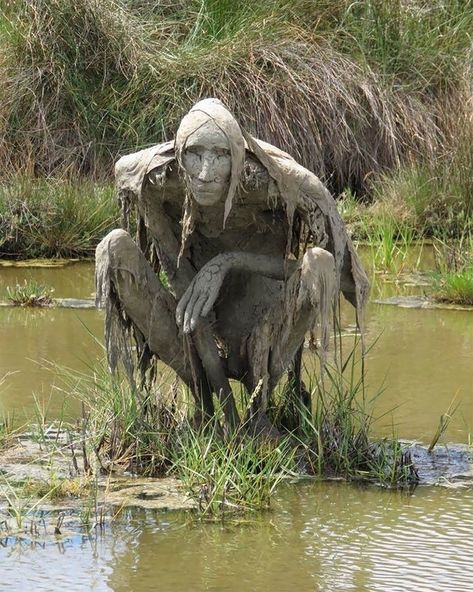 Grass Sculptures, Tre Kunst, Diy Scarecrow, Swamp Creature, 다크 판타지, Topiaries, 판타지 아트, Land Art, Art Sculpture