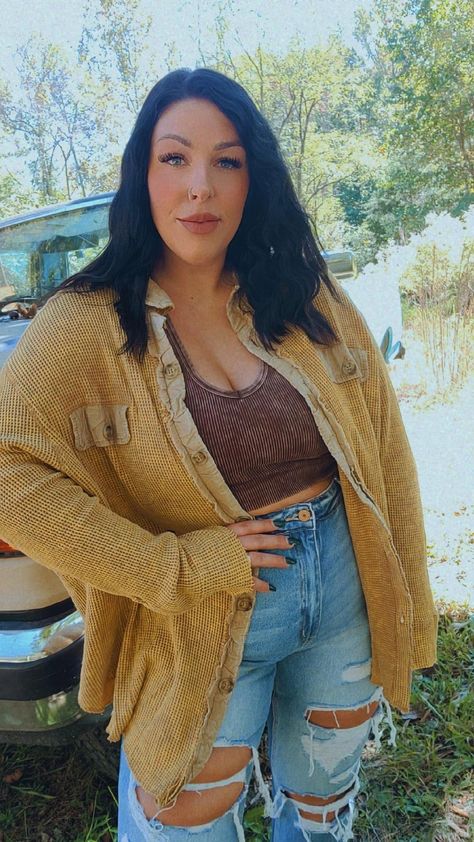 Color Camel Vintage wash waffle oversized shirt jacket. Literally only the best quality. Felicia is wearing size large. Thrifting Outfits Ideas, Thrifting Outfits, Midsize Fall Fashion, Lazy Fall Outfits, Grunge Plus Size, Curvy Boho, Lifestyle Board, Inexpensive Clothes, Fall Flannel