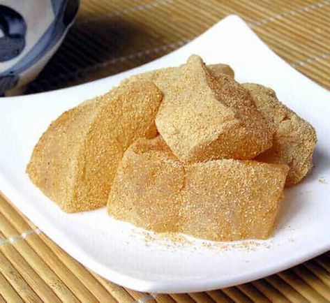 Warabi Mochi (わらび餅) - Food in Japan Warabi Mochi, Japanese Dessert Recipes, Japanese Sweets Wagashi, Mochi Recipe, I Want Food, Sweet Red Bean, Chef Inspiration, Japanese Dessert, Jewish Recipes