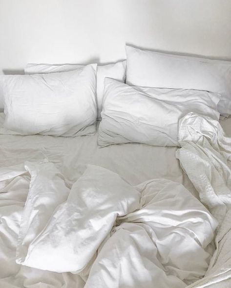 White Sheets, Future Apartment, Lazy Days, Decor Minimalist, Aesthetic Bedroom, Bedroom Inspo, White Aesthetic, Esthetician, Cheap Home Decor